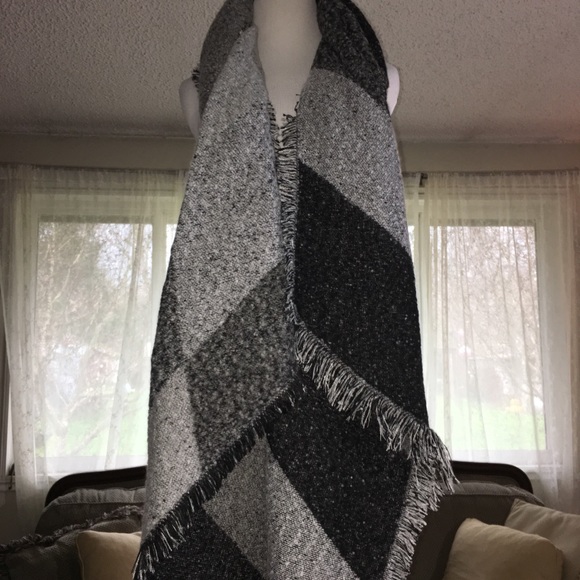 Accessories - NEW Beautiful Grey and Black Wrap/Scarf